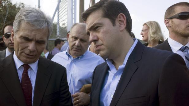 Am Dienstag sah sich Werner Faymann auf der Insel Lesbos gemeinsam mit dem griechischen Premier Tsipras (r.) die Lage vor Ort an.