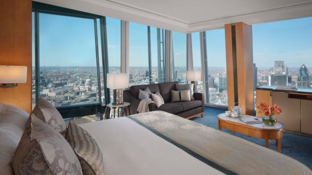 Ein Hotelzimmer mit Blick auf London und die St. Pauls Kathedrale.