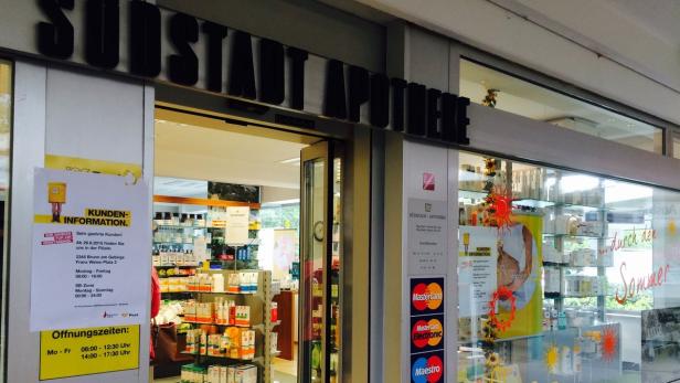 Der Eingang zur Südstadt-Apotheke mit Hinweisschildern und Öffnungszeiten.