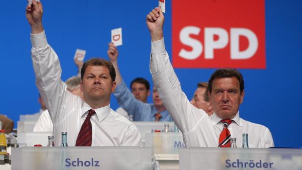 Archivbild: 2003 sagte Scholz als Generalsekretär noch &quot;Ja&quot; zu Schröders Reformen