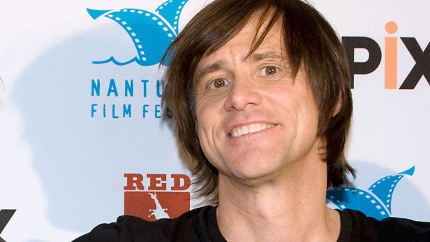 Jim Carrey lächelt vor einem Banner des Nantucket Film Festivals.
