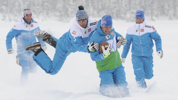 Snow-Football: In Lake Louise fliegen Schneeflocken und ÖSV-Abfahrer, hier tackelt Patrick Schweiger Romed Baumann.