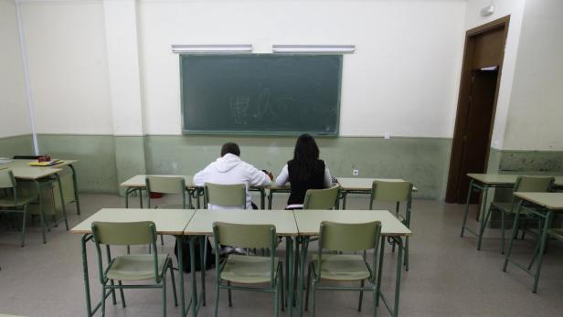 REFILE - ADDING SECOND SENTENCE Two students sit inside an empty classroom at Madrid&#039;s El Espinillo high school during a general teachers&#039; strike against educational cuts imposed by the Spanish government May 22, 2012. Spanish teachers went on strike on Tuesday to protest against cuts in education spending that labour unions say will put 100,000 substitute teachers out of work but that the government says are needed to tackle the euro zone debt crisis. REUTERS/Andrea Comas (SPAIN - Tags: EDUCATION POLITICS BUSINESS CIVIL UNREST TPX IMAGES OF THE DAY)