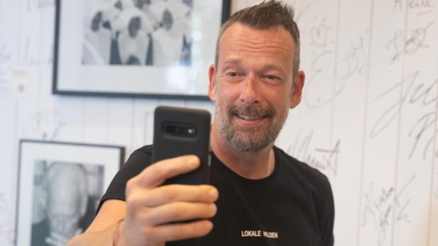 Robert Kratky macht ein Selfie.