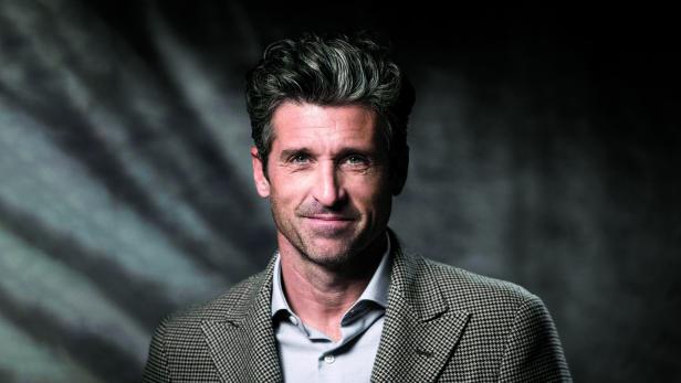 Porträt von Patrick Dempsey mit grau meliertem Haar und kariertem Sakko.