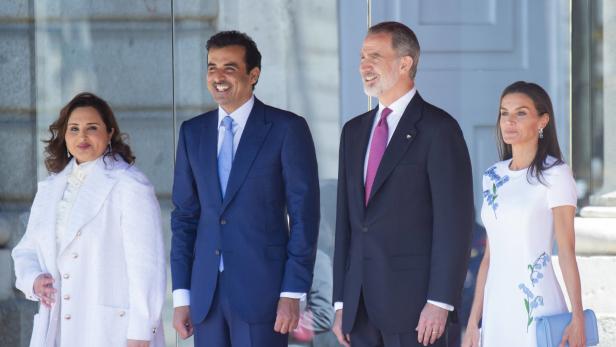 Der Emir von Katar, Tamim bin Hamad Al Thani, mit seiner ersten Frau Sheikha Jawaher (li.) bei einem Staatsbesuch bei Spaniens König