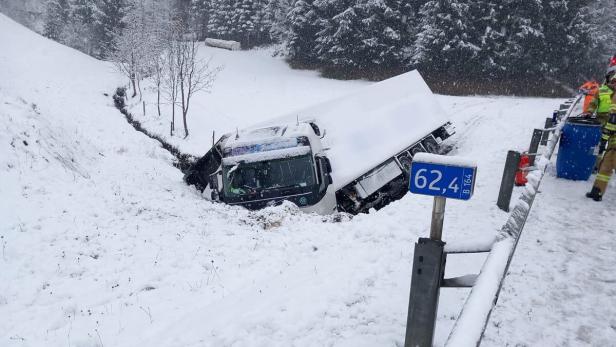 Schneetreiben in Tirol: Lkw landete in Bachbett