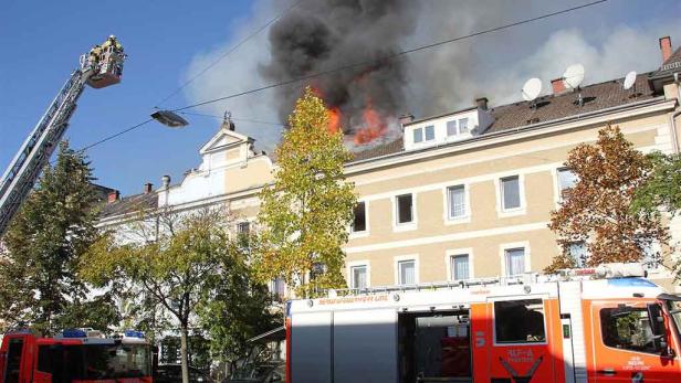 Großbrand in Linz: Drei Häuser evakuiert