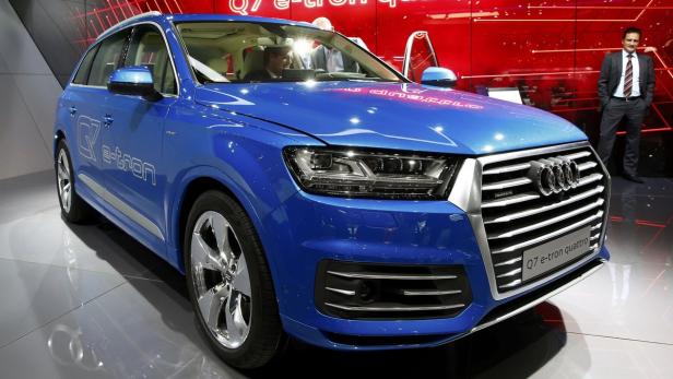 Ein blauer Audi Q7 e-tron steht auf einer Automobilausstellung.