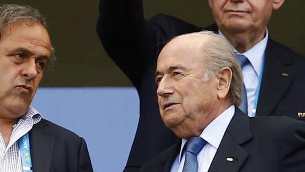 Blatter und Platini werden suspendiert. Beide wollen nach dem Ablauf ihrer Strafe weitermachen.