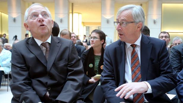 Wolfgang Schäuble und Jean-Claude Juncker sitzen bei einer Veranstaltung im Gespräch.
