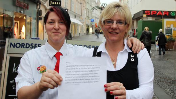 Unterschriftensammlung: Sandra Traxler und Gerda Urban (v.l.) unterstützen den Protest