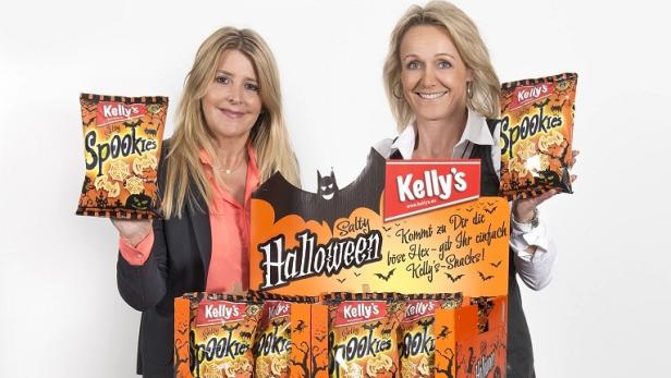 Zwei Frauen präsentieren „Kelly's Spookies“ Chips für Halloween.