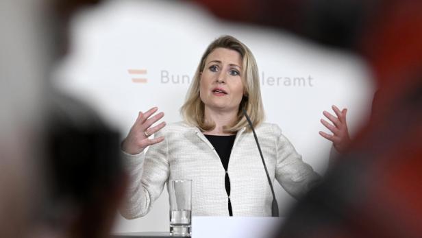 Medienministerin Raab hält an De-Facto-Aus für "Wiener Zeitung" fest