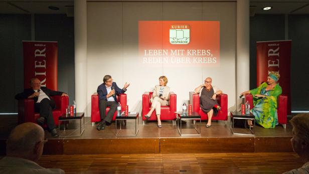 Das Podium beim großen KURIER-Gespräch &quot;Leben mit Krebs&quot;: Wissenschaftspublizist Kurt Langbein, Onkologe Hellmut Samonigg, Martina Salomon (stv. Chefredakteurin KURIER und Moderatorin), Gesundheitsministerin Sabine Oberhauser, Society-Lady Andrea Buday (v.l.n.r.)