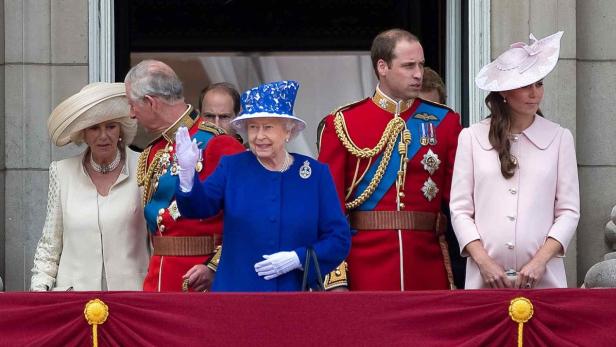 Britain&#039;s Queen Elizabeth (C) stands on the balcony of Buckingham Palace with Camilla, Duchess of Cornwall (L), Prince Charles (2nd L), Prince William (2nd R) and Catherine, Duchess of Cambridge after the Trooping the Colour ceremony in central London June 15, 2013. Trooping the Colour is a ceremony to honour the sovereign&#039;s official birthday. REUTERS/Paul Hackett (BRITAIN - Tags: ANNIVERSARY ENTERTAINMENT SOCIETY ROYALS TPX IMAGES OF THE DAY)
