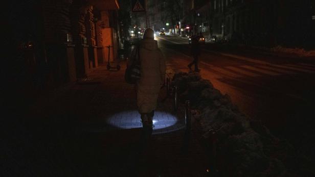 Fußgängerin bei Nacht in Kiew