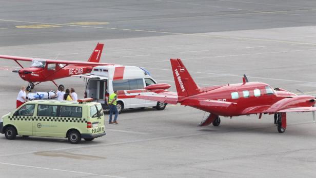 Auf dem Flughafen Linz-Hörsching wurde die schwer verletzte Patientin in einen Notarztwagen umgeladen