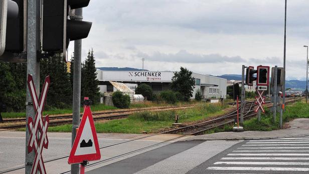 Der Umbau von unbeschrankten Bahnübergängen hat die Gemeinden angeblich rund 250 Mio. Euro gekostet. Nun befasst sich der Verfassungsgerichtshof mit der Causa.