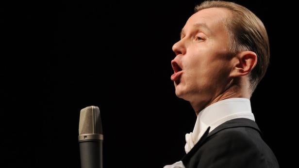 Mindestens ebenso stilvollen Genuss, wenngleich ganz anders gelagert bietet Max Raabe mit seinem Palast Orchester am 4. und 5. Mai in der Wiener Stadthalle.