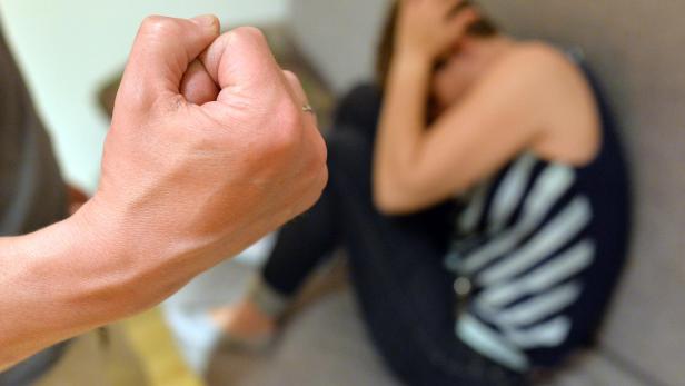 Freundin geschlagen: Verdächtiger begrüßte Polizei mit "Hitlergruß"