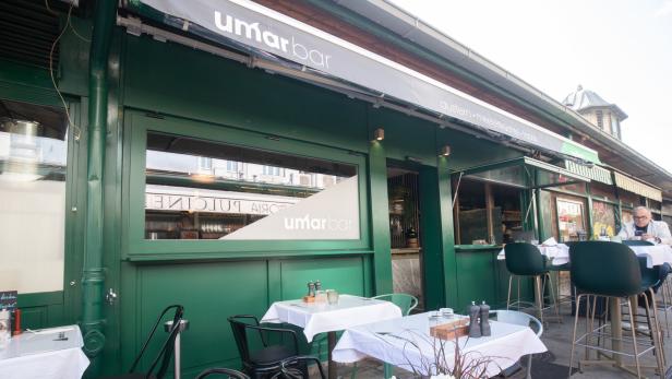 Außenansicht der Umar Bar mit Tischen und Stühlen auf dem Bürgersteig.