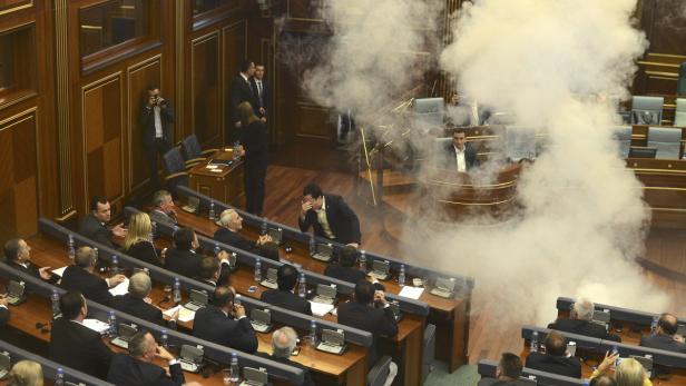 Kosovo: Opposition setzt Tränengas ein