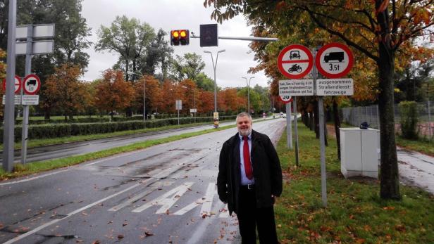 Bezirksvorsteher Karheinz Hora (SP) nahm die Rotampeln auf Meiereistraße und Stadionallee in Betrieb.