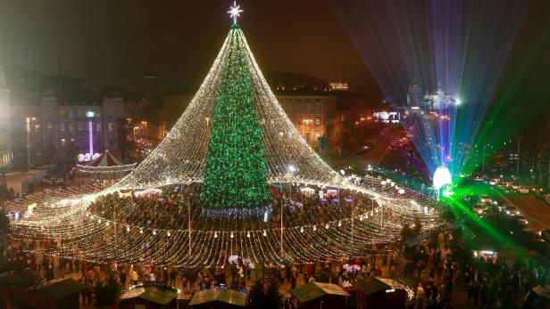 Aus einer Zeit, als die Welt für die Ukraine noch in Ordnung war: Beleuchteter Weihnachtsbaum im Zentrum Kiews, aufgenommen 2020.
