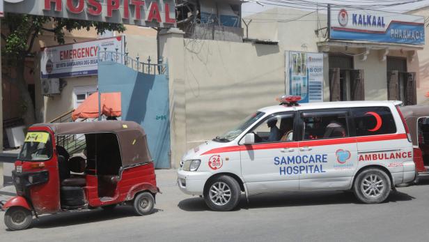 Ein Krankenwagen bringt eine Verletzte ins Spital
