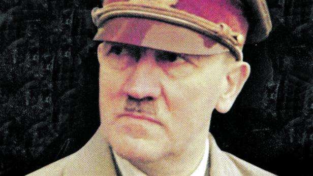 Porträt von Adolf Hitler mit Uniformmütze.