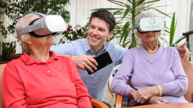 Zwei Senioren auf VR-Ausflug mit &quot;Vitablick&quot;-Erfinder Amadeus Linzer