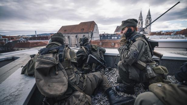 Soldaten bei der Übung vor der Kulisse des Wiener Neustädter Dom