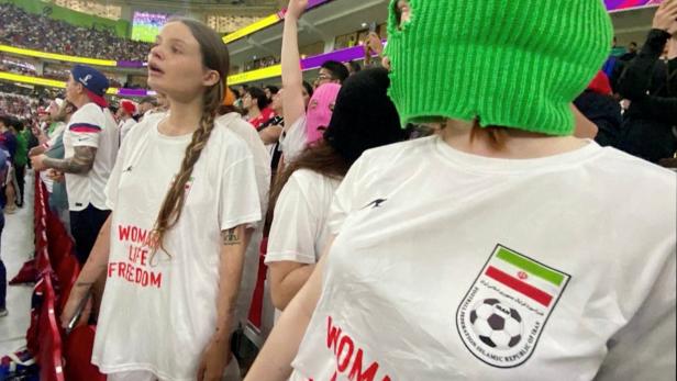 Punkband Pussy Riot protestiert auf Tribüne für Frauen im Iran