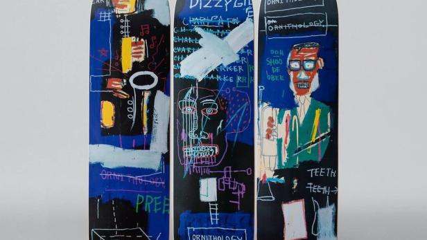 Drei Skateboards mit von Jean-Michel Basquiat inspirierten, farbenfrohen und abstrakten Designs.