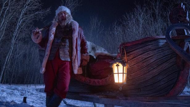 Keine stille Nacht: Santa Claus (David Harbour) muss brutale Zweikämpfe ausfechten, um ein Mädchen zu retten
