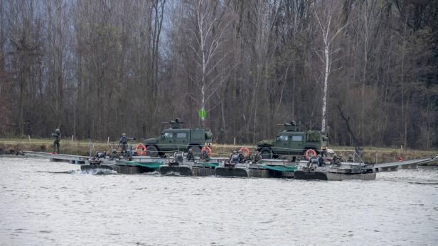 Krems: 400 Soldaten und 85 Militärfahrzeuge überquerten die Donau