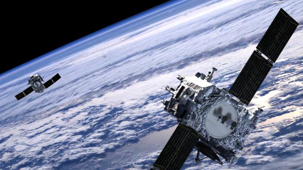Zwei Satelliten umkreisen die Erde vor dem Hintergrund einer Wolkendecke.