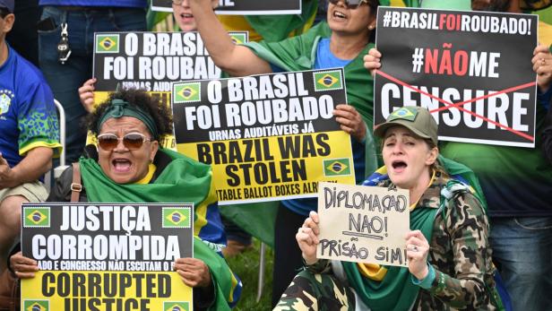 Anhänger des scheidenden Präsidenten Bolsonaro sprechen von einer gestohlenen Wahl