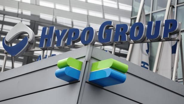Das Logo der Hypo Group ziert ein Gebäude.