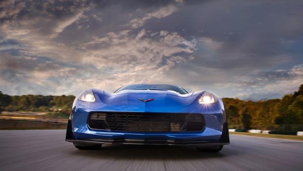 Ein blauer Chevrolet Corvette fährt auf einer Rennstrecke.