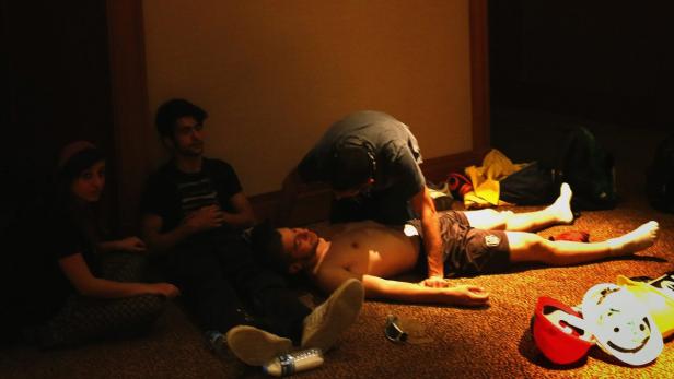 Die Protestbewegung am Boden. Ein Verletzter Demonstrant wird im Istanbuler Divan-Hotel versorgt.