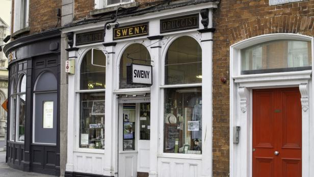 Die Fassade der Sweny Apotheke in Dublin mit der Aufschrift „Chemist“ und „Druggist“.