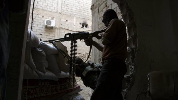 Free Syrian Army fighters are seen behind sandbags in the Mouazafeen neighbourhood in Deir al-Zor, June 14, 2013. Picture taken June 14, 2013. REUTERS/Khalil Ashawi (SYRIA - Tags: CIVIL UNREST CONFLICT)