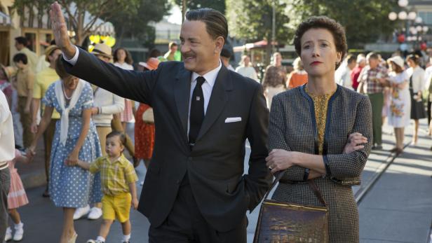Willkommen in Entenhausen! Walt Disney (Tom Hanks) führt die widerstrebende P. L. Travers (Emma Thompson) durch sein Disneyland.