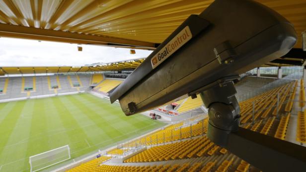 Eine Torlinientechnologie-Kamera mit Blick auf ein Fußballstadion mit gelben Sitzen.