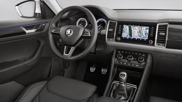 Innenraum eines Škoda-Fahrzeugs mit Navigationssystem und Schaltknüppel.