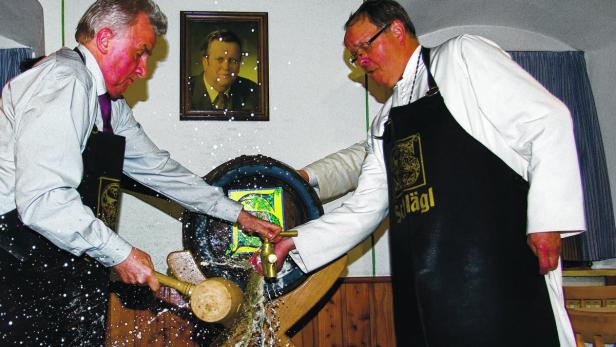 Peter Augendopler (li.) und Abt Martin Felhofer schlugen den Schlägler Weihnachtsbock an, dass es nur so spritzte.