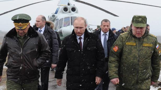 Entschlossen, unnachgiebig, beim Anpeilen seiner Ziele rücksichtlos: Machtpolitiker Wladimir Putin am Montag beim Besuch der russischen Militärübungen