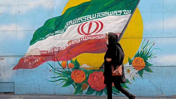 Iran überprüft Kopftuchpflicht für Frauen, baut neues AKW